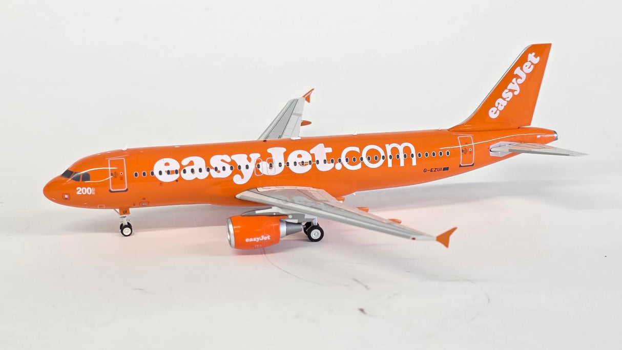 320EZUI | Blue Box 1:200 | Airbus A320 easyJet G-EZUI, 'Reverse Scheme' (with stand)