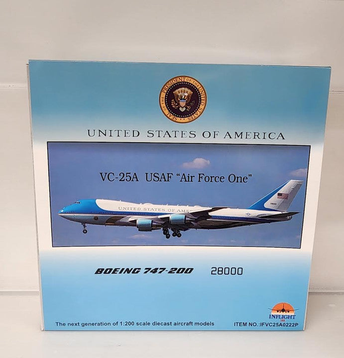 IFVC25A0222P | InFlight200 1:200 | Boeing 747-200 VC-25A USAF Air Force One 28000 polished with stand and a keyring