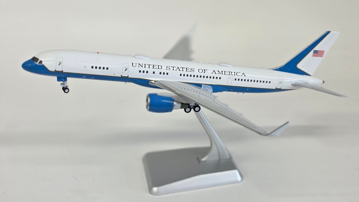 NG42041 | NG Models 1:200 | NG Models United States - US Air Force (USAF) equipped with PW2040 engines 98-0001