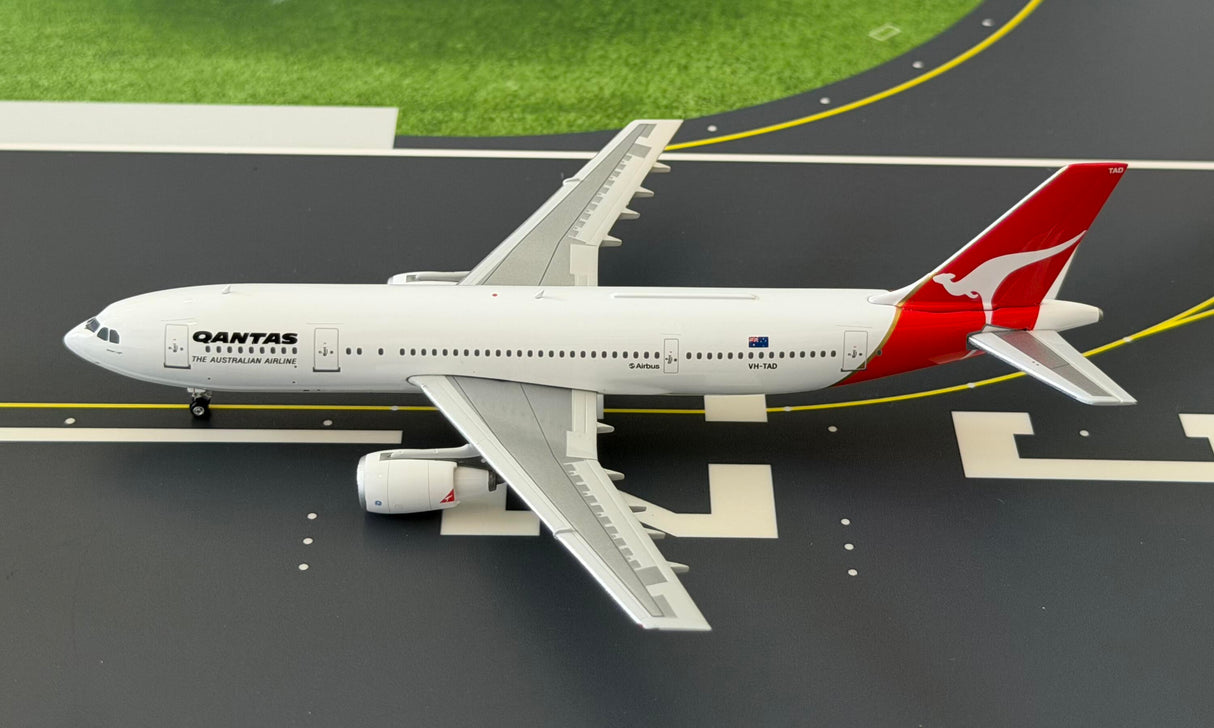 PH04688 | Phoenix 1:400 | Airbus A300-B4-203 Qantas VH-TAD | is due April 2026
