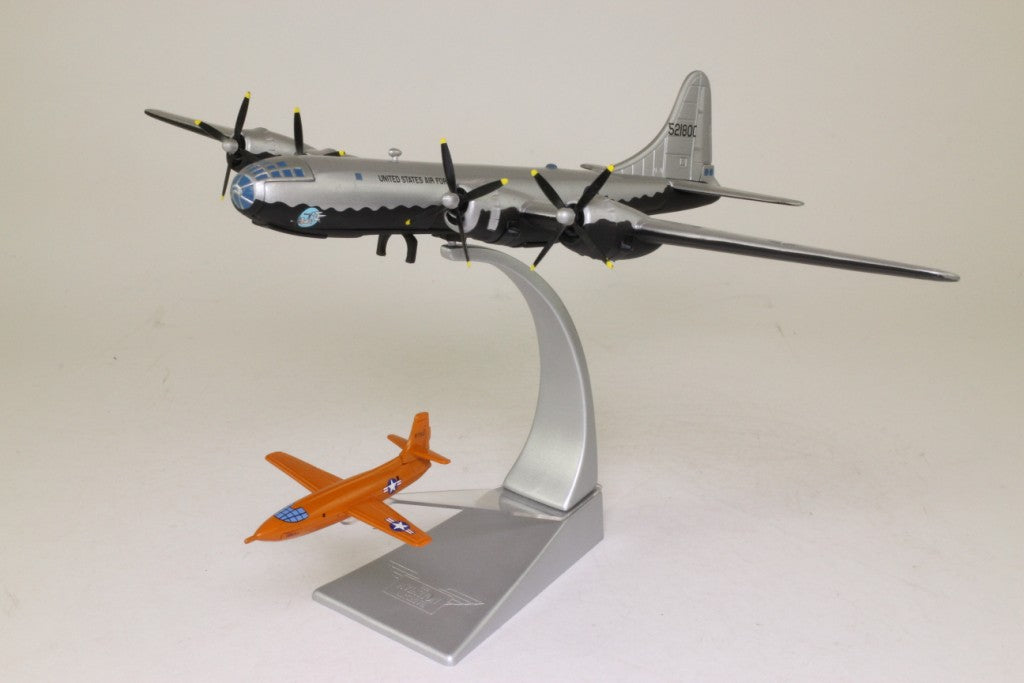 48903 | Corgi Military 1:144 | Boeing B-29 Superfortress, USAF 521800 with Bell X-1 **PRE OWNED**