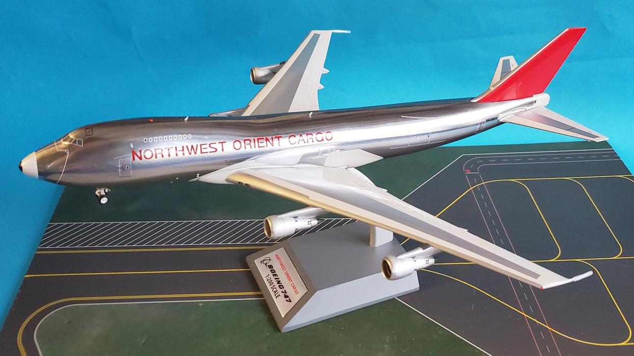 B-742-NOC-01 | Blue Box 1:200 | Boeing 747-200 Northwest Orient cargo N619US (with stand)