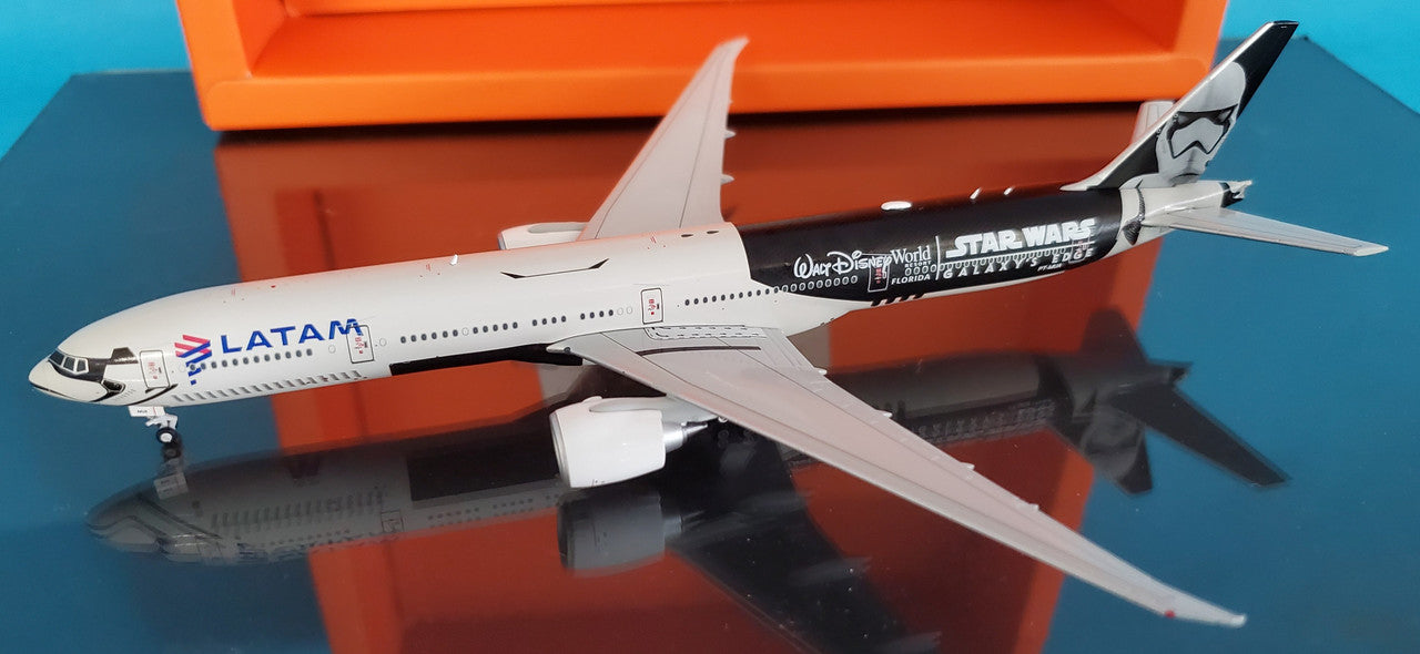 EW477W007 | JC Wings 1:400 | Boeing 777-300ER LATAM PT-MUA, 'Galaxy's Edge'
