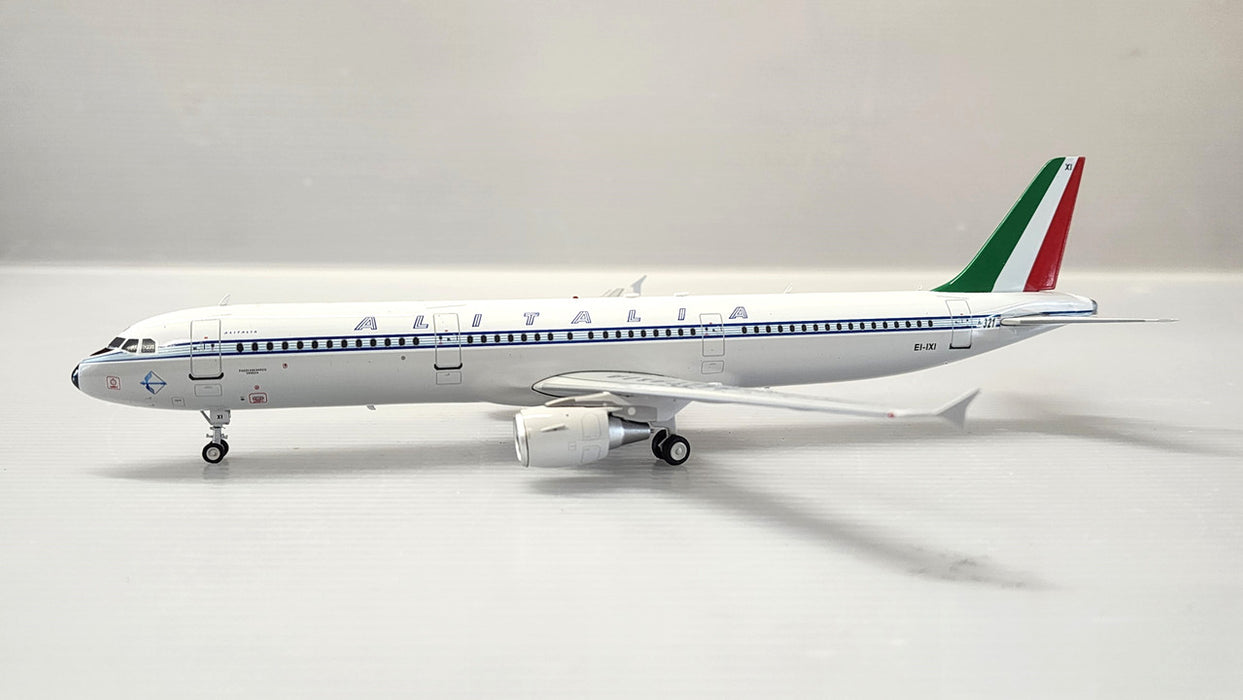 IF321AZ0522 | InFlight200 1:200 | Alitalia Airbus A321-112 EI-IXI With Stand