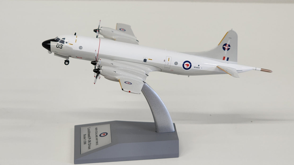IFP3RNZAF12 | InFlight200 1:200 | P-3K Orion Royal New Zealand AF NZ4203 (with stand)