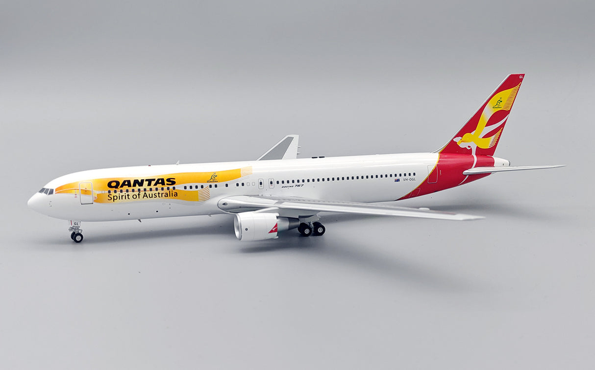 IF763QF0525 | InFlight200 1:200 | Boeing 767-338/ER Qantas VH-OGL with stand