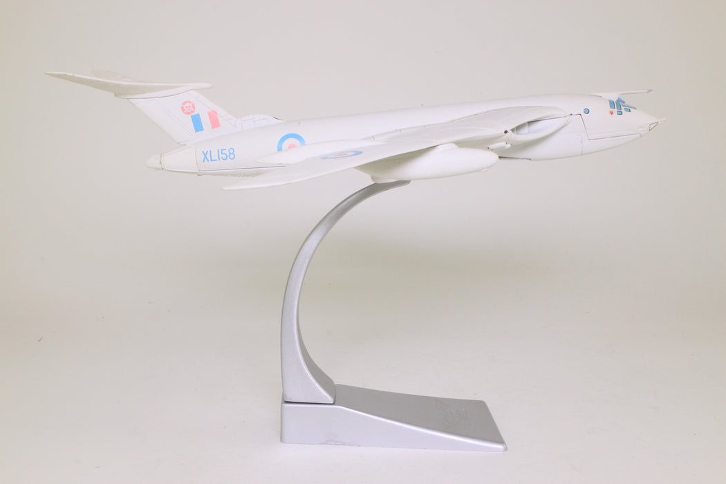 48702 | Corgi Military 1:144 | Handley Page Victor B.2 XL158 RAF, Anti Flash White **PRE OWNED**