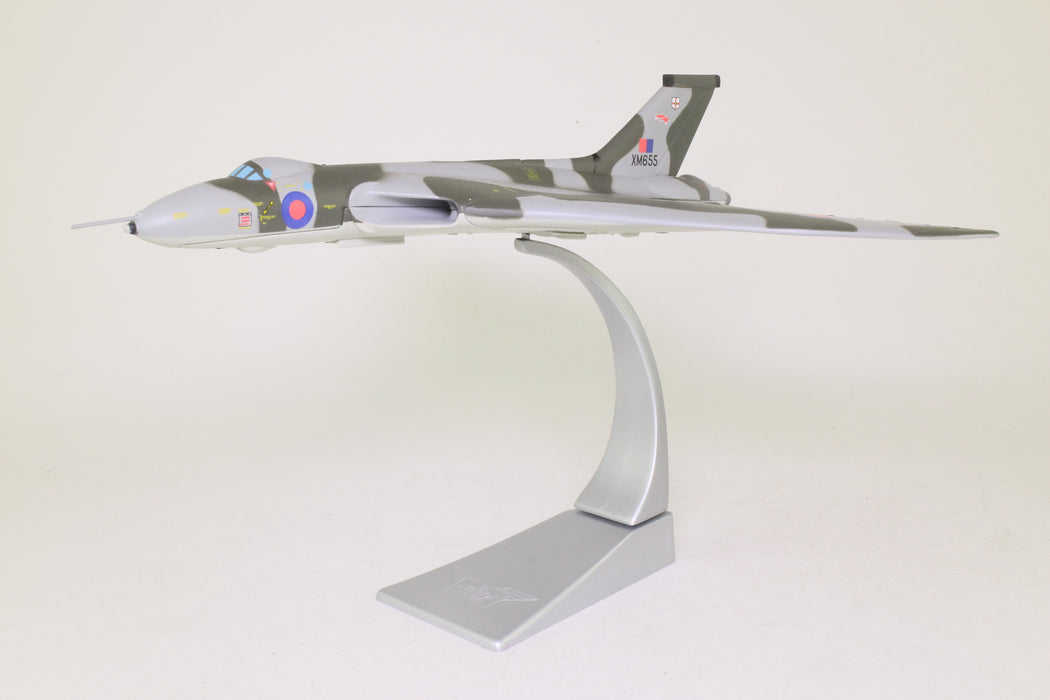 48304 | Corgi Military 1:144 | Avro Vulcan B2, RAF XM655 **PRE OWNED**