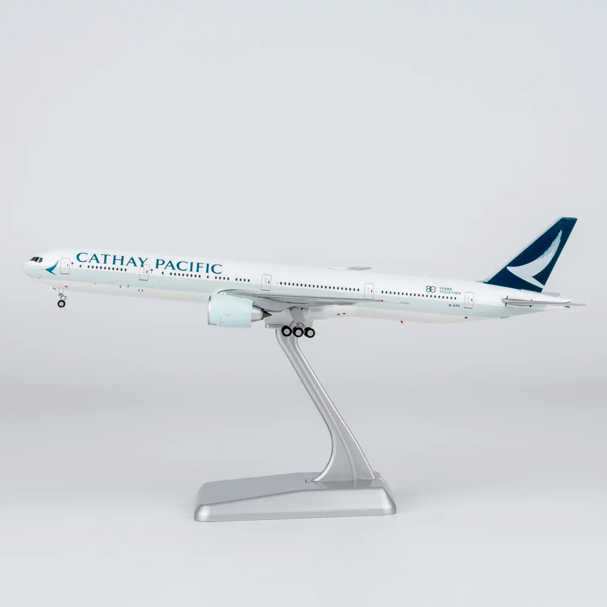 NG73107 | NG Models 1:400 | Boeing 777-300ER Cathay Pacific B-KPO (large titles; "80 Years Together" sticker; Luxurious packaging) (with stand) | is due September 2026