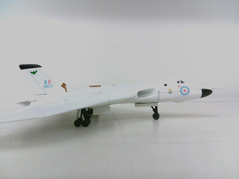 Skyline03 | Sky Classics 1:200 | Avro Vulcan RAF XM601 9 Squadron 'Anti Flash White'