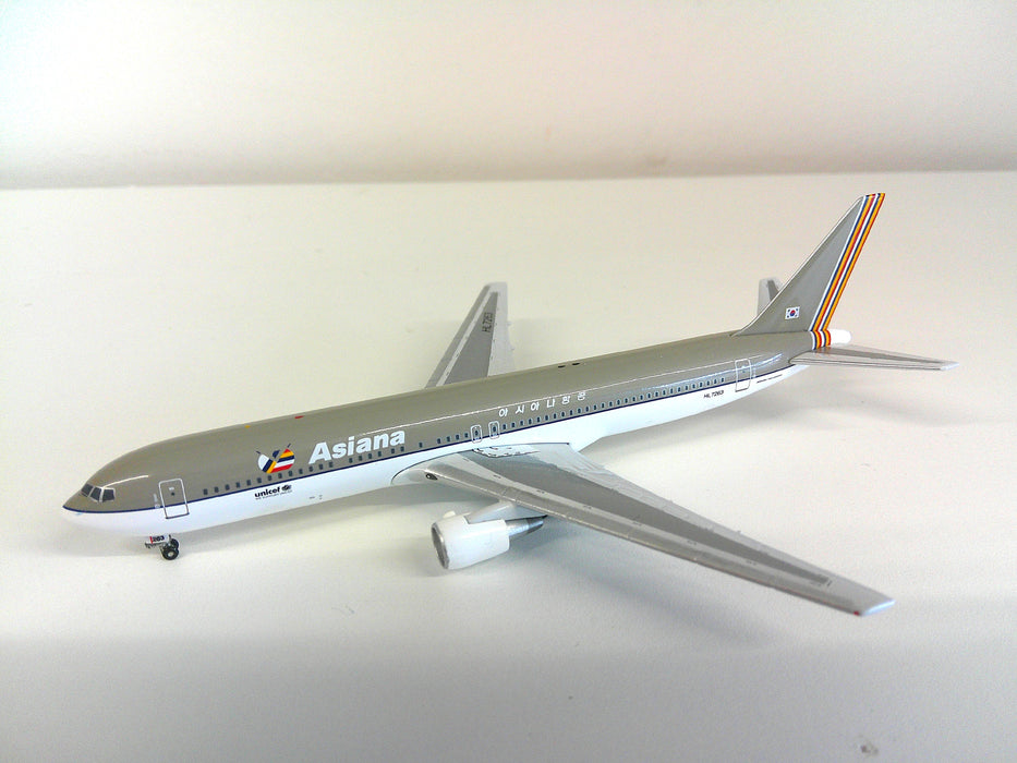 AC18112 | Aeroclassics 1:400 | Boeing 767-38E, Asiana HL7263 **PRE OWNED**