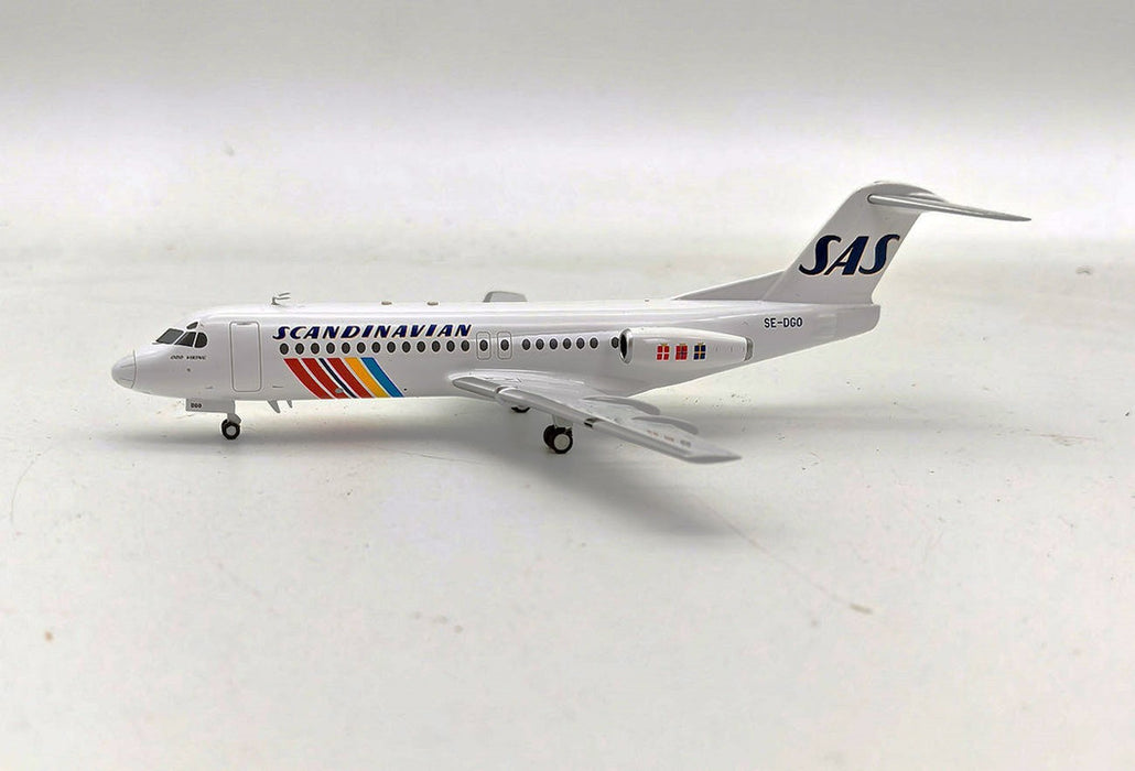 IFF28SK0720 | InFlight200 1:200 | Fokker F-28-4000 Fellowship SAS SE-DGO (with stand)