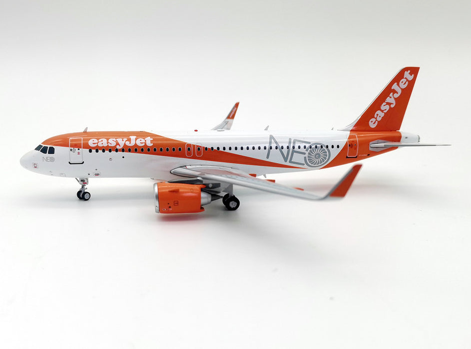 320-UZHD | Blue Box 1:200 | Airbus A320neo easyJet G-UZHD, 'NEO' (with stand)