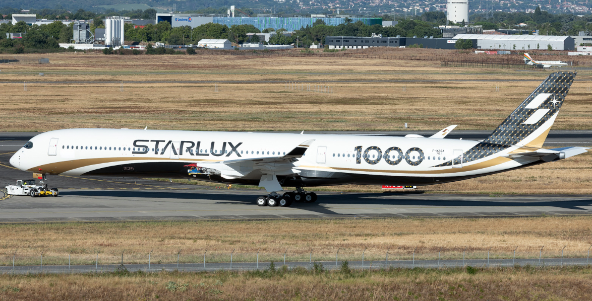 PH12036 | Phoenix 1:400 | Airbus A350-1000 Starlux Airlines B-58551 | is due October 2025