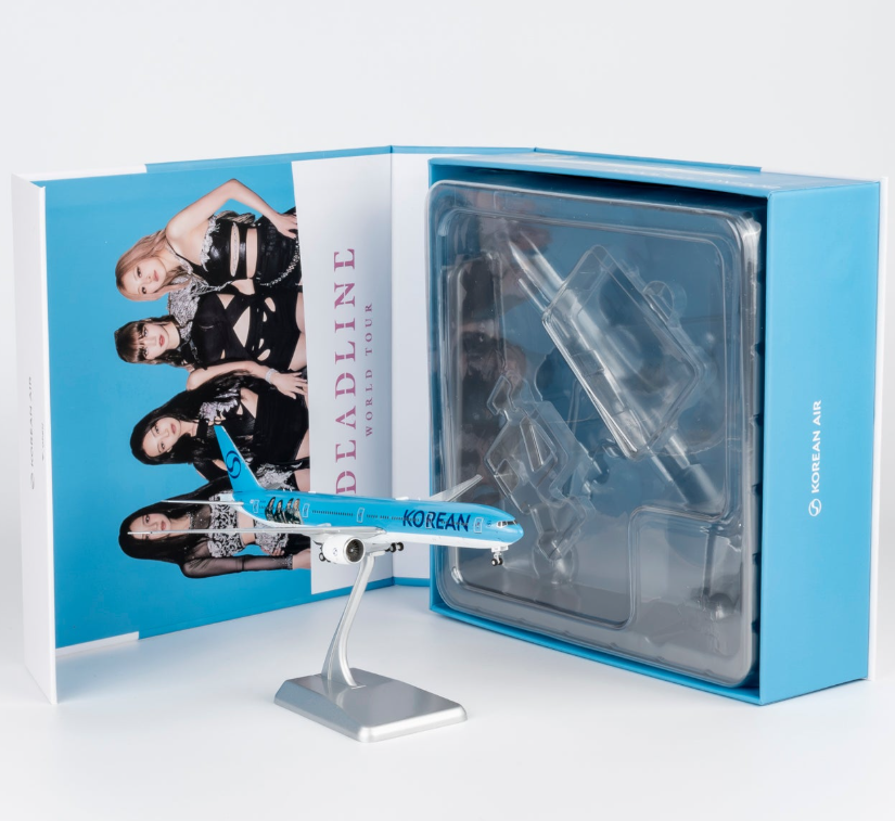 NG73086 | NG Models 1:400 | Boeing 777-300ER Korean Air HL2016 (BlackPink in Korean Air's 2025's new livery) (with stand) ULTIMATE