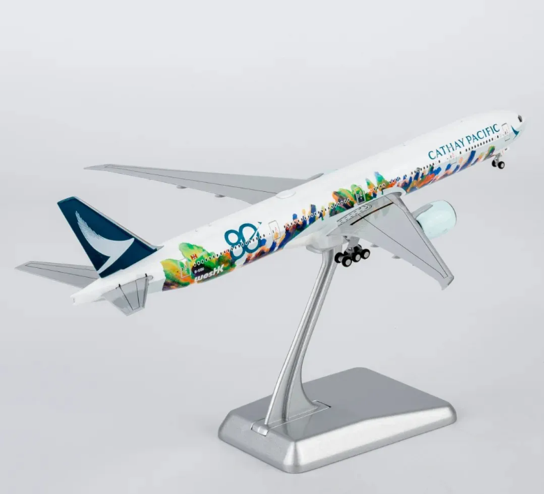 NG73109 | NG Models 1:400 | Boeing 777‑300ER Cathay Pacific B-KQU Spirit of Hong Kong – 80th Anniversary (with stand ULTIMATE)