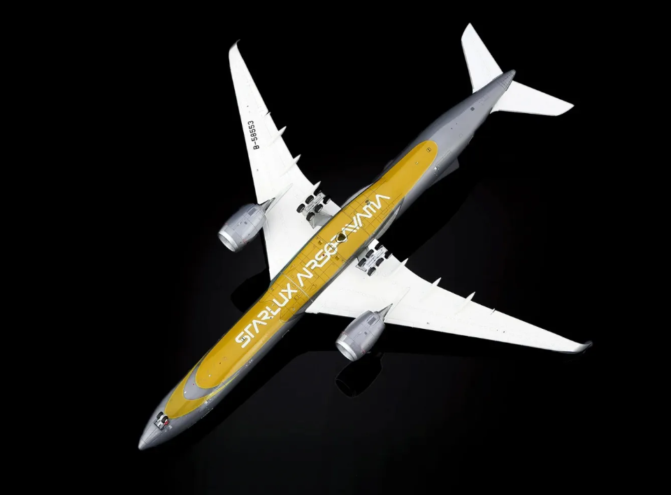 L2403 | SQ Wings 1:200 | Airbus A350-1000 STARLUX Airlines B-58553 "Airsorayama Silver" | is due July 2026