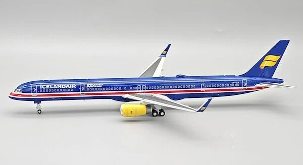 IF753FI0425 | InFlight200 1:200 | Boeing 757-3E7TF-ISX Icelandair with stand