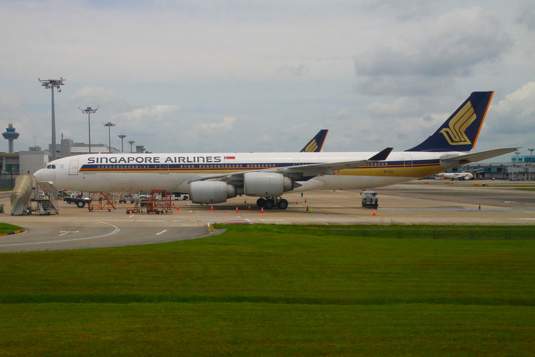 PH4640 | Phoenix 1:400 | Singapore Airlines Airbus A340-500 9V-SGC | is due April 2025