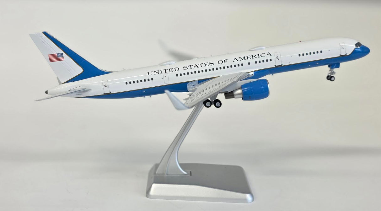 NG42041 | NG Models 1:200 | NG Models United States - US Air Force (USAF) equipped with PW2040 engines 98-0001