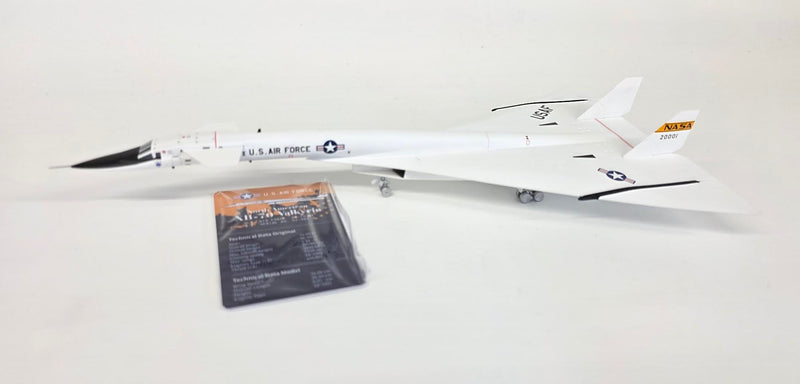 L2080 | SQ Wings 1:200 | U.S.AIR FORCE XB-70 20001 "NASA"(with stand)