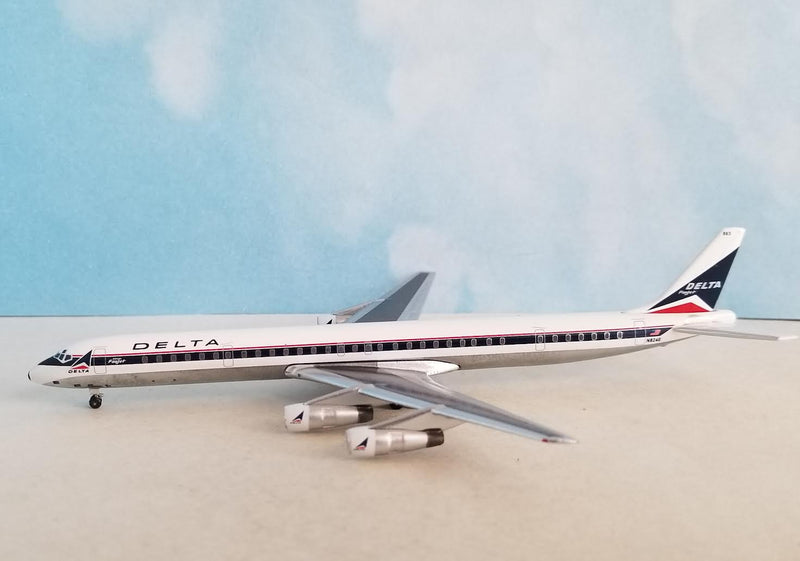 AC411381 | Aero Classics 1:400 |  DC8-61 Delta N824E