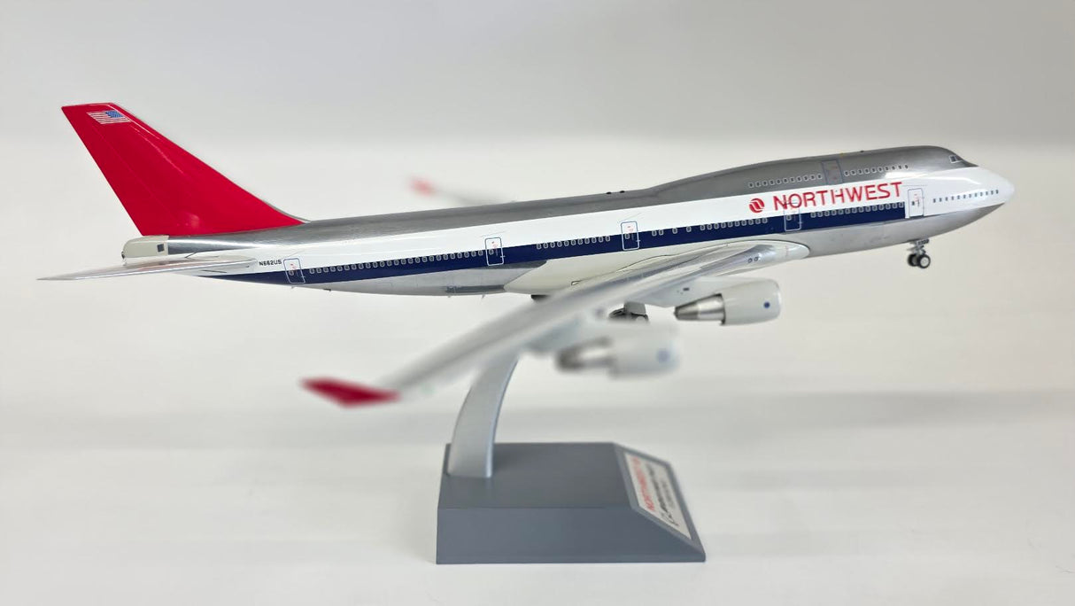 B-744-NW001P | Blue Box 1:200 | Boeing 747-400 Northwest N662US (polished, with stand) ** PRE OWNED**