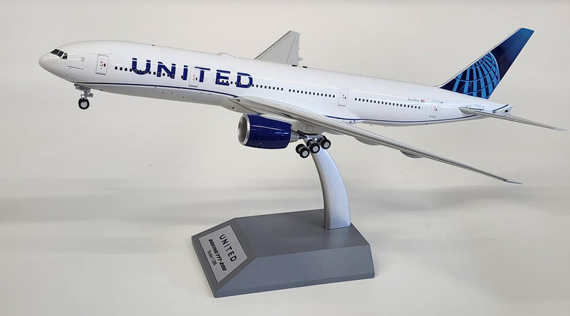 IF772UA1224 | InFlight200 1:200 | Boeing 777-222/ER United Airlines N209UA with stand