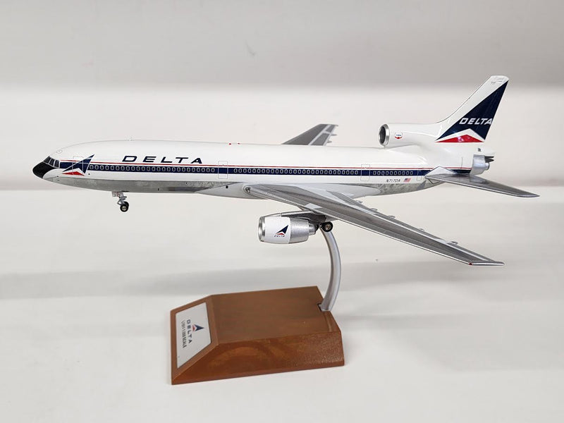 AV210110715P | Aviation 200 1:200 | L-1011 Tristar Delta N717DA (with stand)