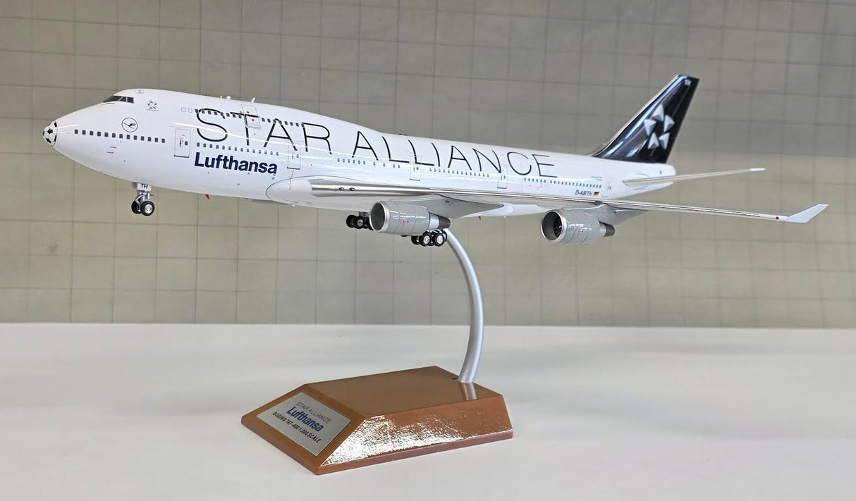 WB-SAFOOTBALL | Blue Box 1:200 | Boeing 747-400 Lufthansa D-ABTH, 'Football Nose' (Star Alliance) [white box]