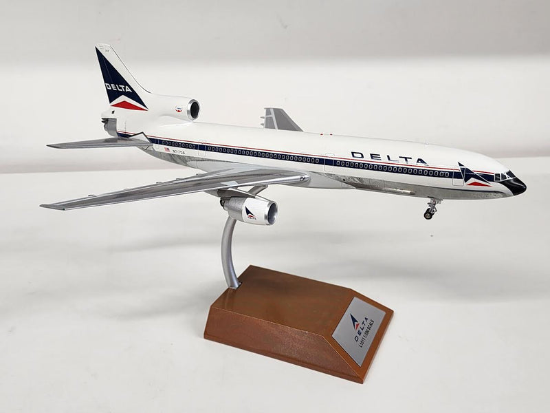 AV210110715P | Aviation 200 1:200 | L-1011 Tristar Delta N717DA (with stand)