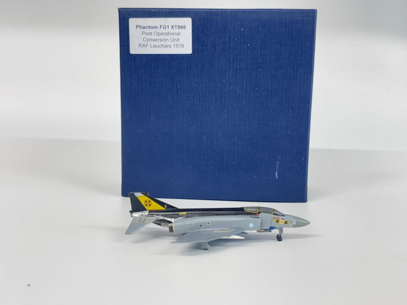 SF196 | SkyFame Models 1:200 | F-4 Phantom FG.1 RAF XV574:Z, No. 111 Sqn., Leuchars