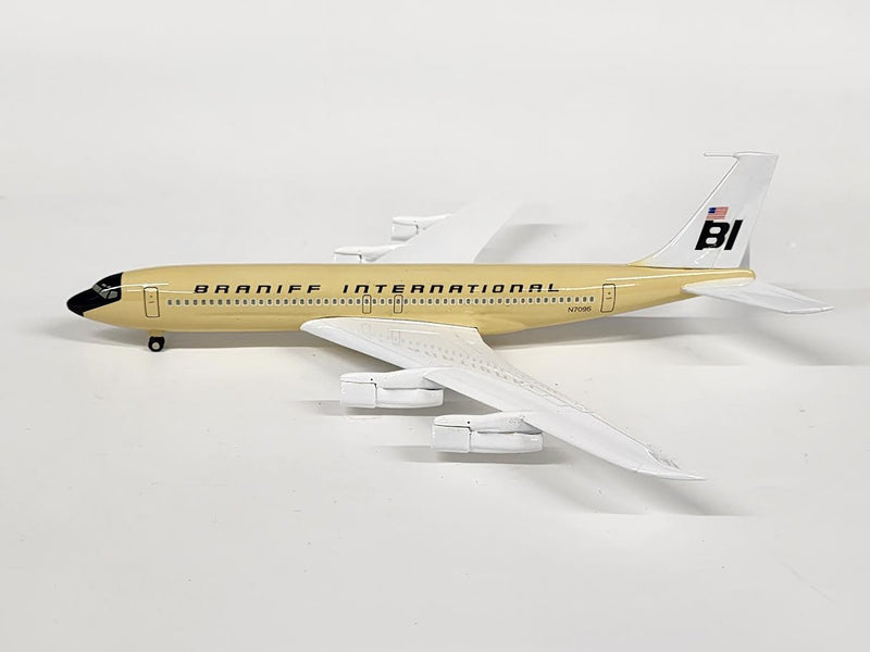 SL-N7095 | Skyline Classics 1:200 | Boeing 707 Braniff International Beige N7095 **PRE-OWNED**