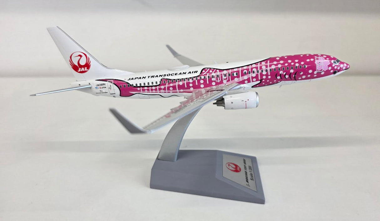 738-06RK | Blue Box 1:200 | Boeing 737-800 JAL Japan Transocean Air JA06RK, 'Sakura Jinbei Livery' (with stand)