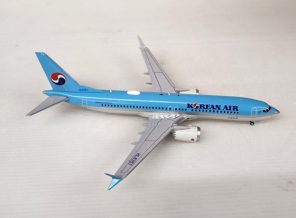 EW238M001 | JC Wings 1:200 | Boeing 737-8MAX Korean Air HL8351 (with stand)