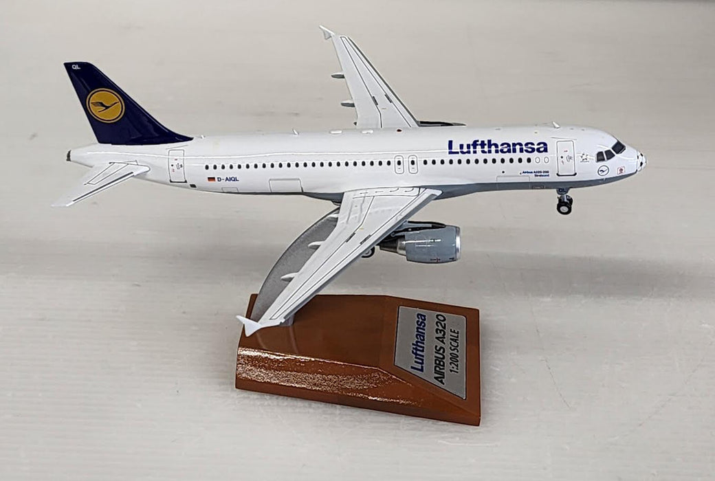 WB-A320-002 | WB Models 1:200 | Airbus A320 Lufthansa D-AIQL, 'Football Nose' (with stand)