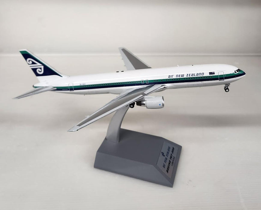 IF763NZ0423 | InFlight200 1:200 | Boeing 767-300 AIR NEW ZEALAND ZK-NCH OLD COLOURS