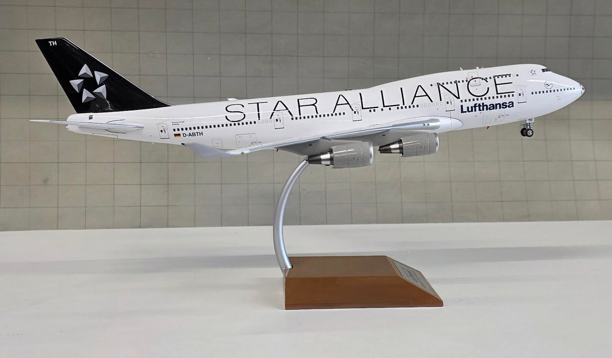 WB-SAFOOTBALL | Blue Box 1:200 | Boeing 747-400 Lufthansa D-ABTH, 'Football Nose' (Star Alliance) [white box]