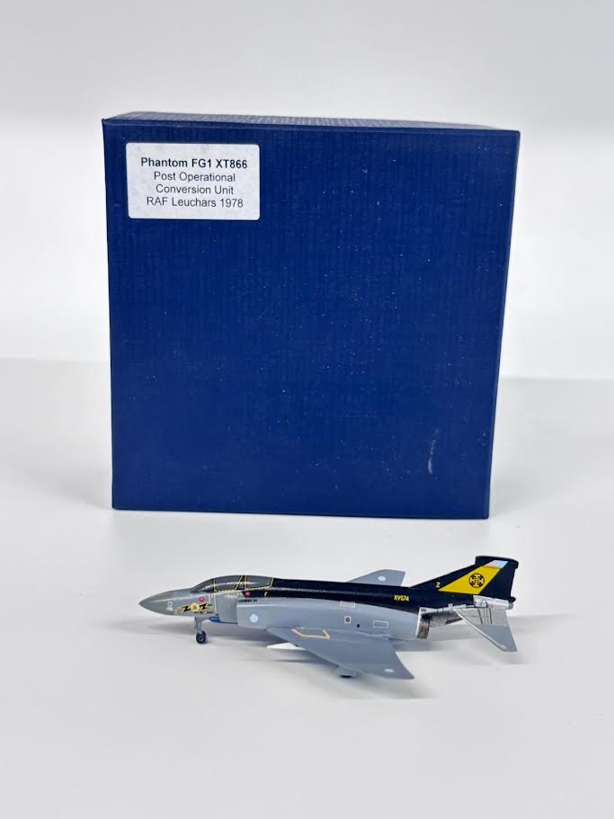 SF196 | SkyFame Models 1:200 | F-4 Phantom FG.1 RAF XV574:Z, No. 111 Sqn., Leuchars