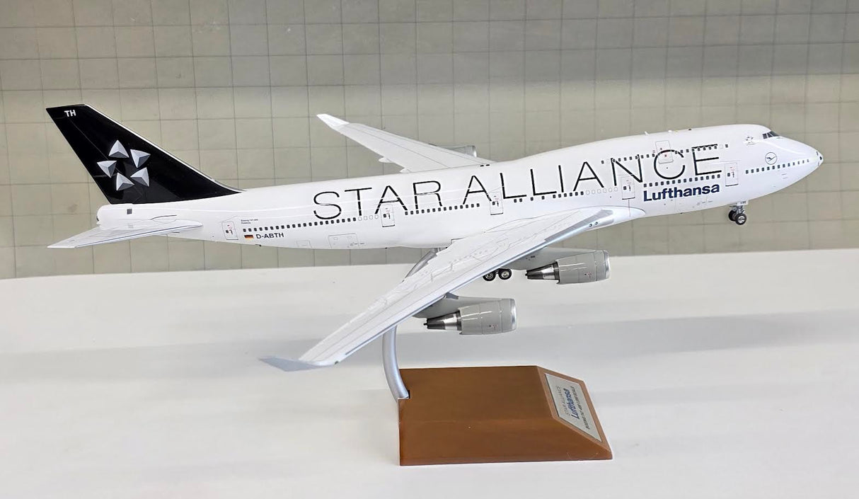 WB-SAFOOTBALL | Blue Box 1:200 | Boeing 747-400 Lufthansa D-ABTH, 'Football Nose' (Star Alliance) [white box]