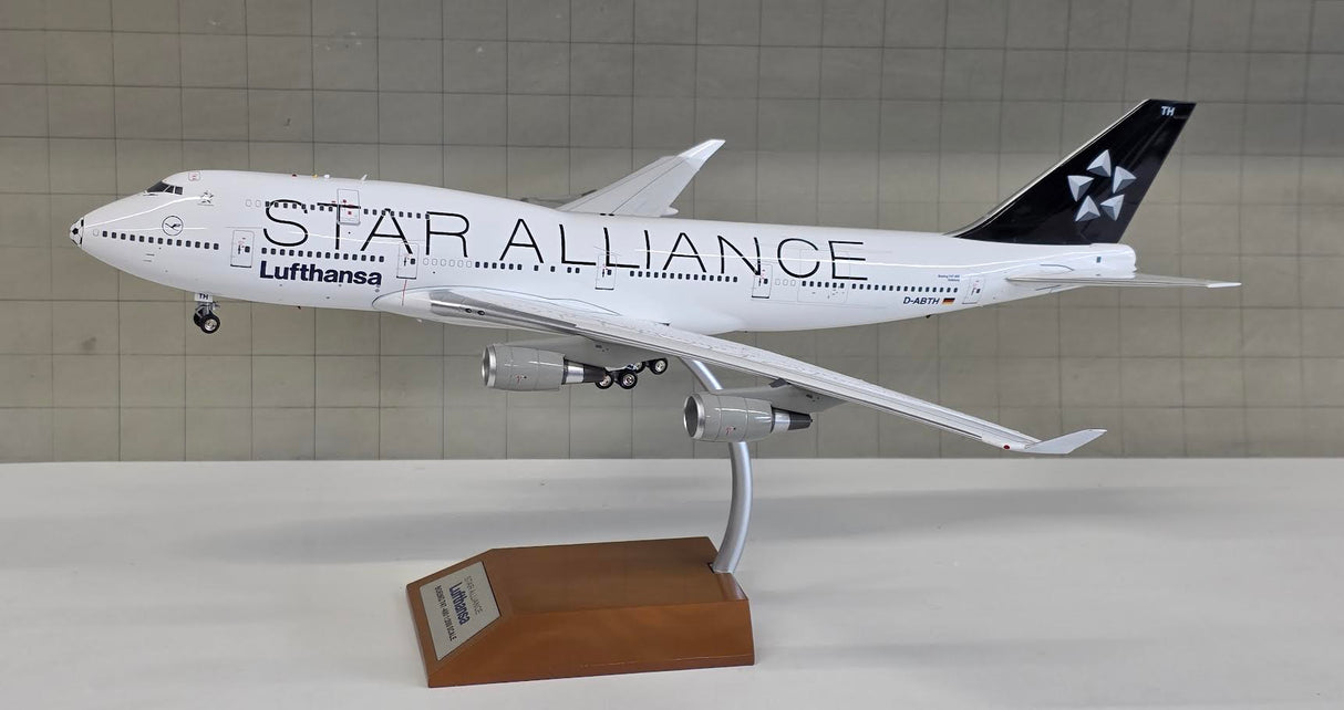 WB-SAFOOTBALL | Blue Box 1:200 | Boeing 747-400 Lufthansa D-ABTH, 'Football Nose' (Star Alliance) [white box]