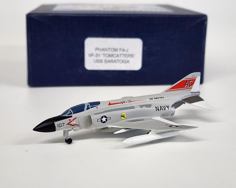 SF224 | SkyFame Models 1:200 | F-4 Phantom II US Navy '107' AC, VF-31 'Tomcatters', USS Saratoga