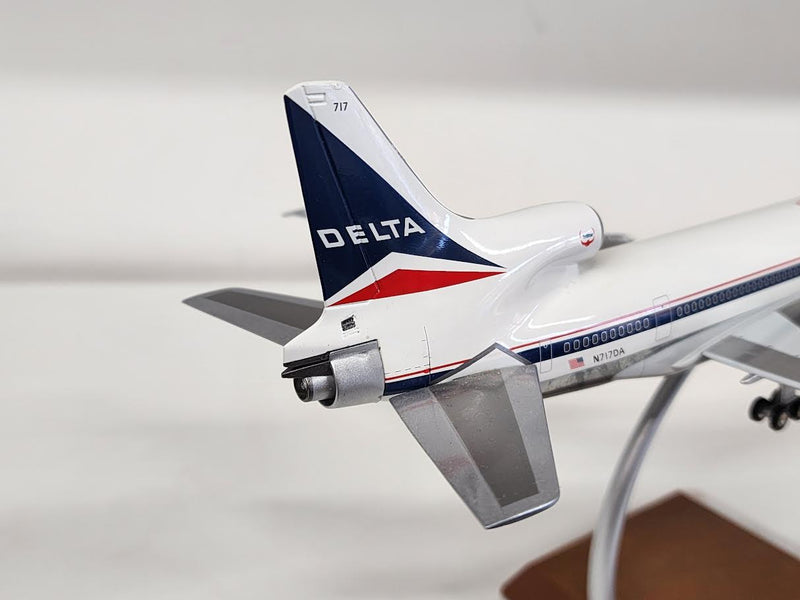 AV210110715P | Aviation 200 1:200 | L-1011 Tristar Delta N717DA (with stand)