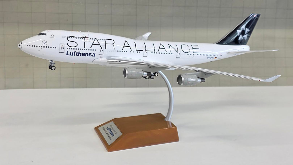 WB-SAFOOTBALL | Blue Box 1:200 | Boeing 747-400 Lufthansa D-ABTH, 'Football Nose' (Star Alliance) [white box]