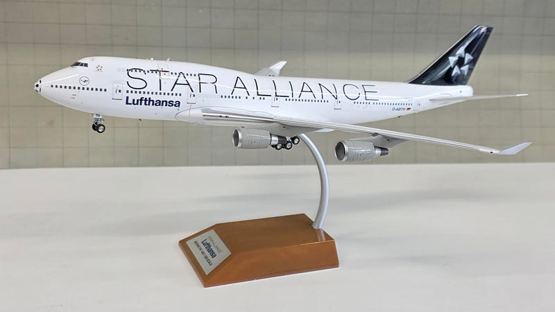 WB-SAFOOTBALL | Blue Box 1:200 | Boeing 747-400 Lufthansa D-ABTH, 'Football Nose' (Star Alliance) [white box]