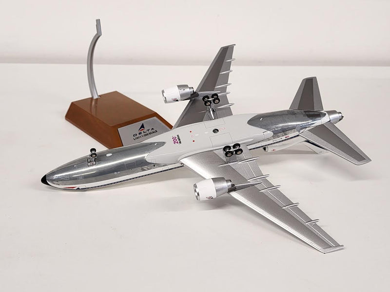 AV210110715P | Aviation 200 1:200 | L-1011 Tristar Delta N717DA (with stand)