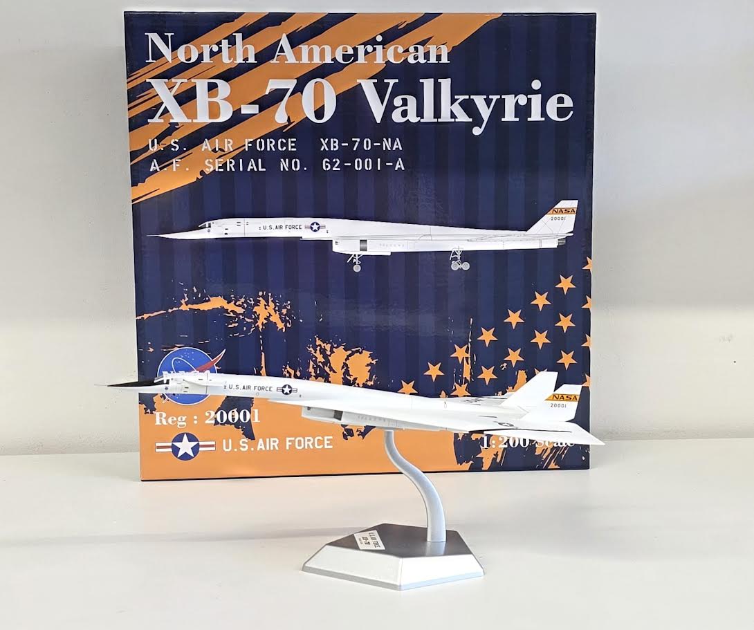 L2080 | SQ Wings 1:200 | U.S.AIR FORCE XB-70 20001 "NASA"(with stand)