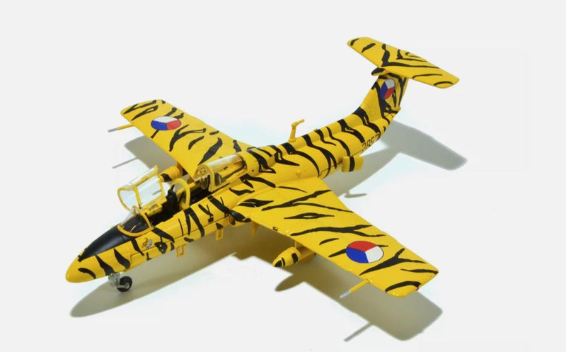 82MLCZ7215 | Misc 1:72 | Aero L-29 Delfin 2853 'Tiger', Czech Air Force, 1st Sqn of 11th Fighter Regt, Zatec AB, Czech Rep, 1993