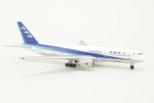 NH50002 | Hogan Die-cast 1:500 | Boeing 777-281 ANA All Nippon Airways JA8197, 1990s colours with Star Alliance Logo, with stand **PRE OWNED**