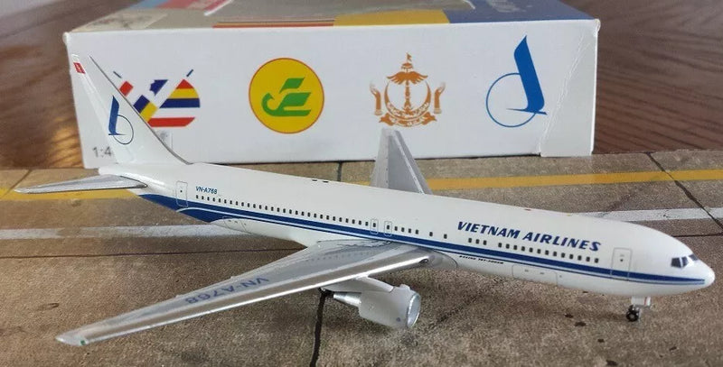 AC18120 | Aero Classics 1:400 | Boeing 767-300ER Vietnam Airlines S7-RGU, 'Large Titles'